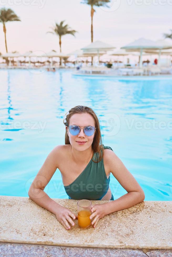 vacker kvinna chilla vid poolen. sommar, rekreation, resekoncept foto