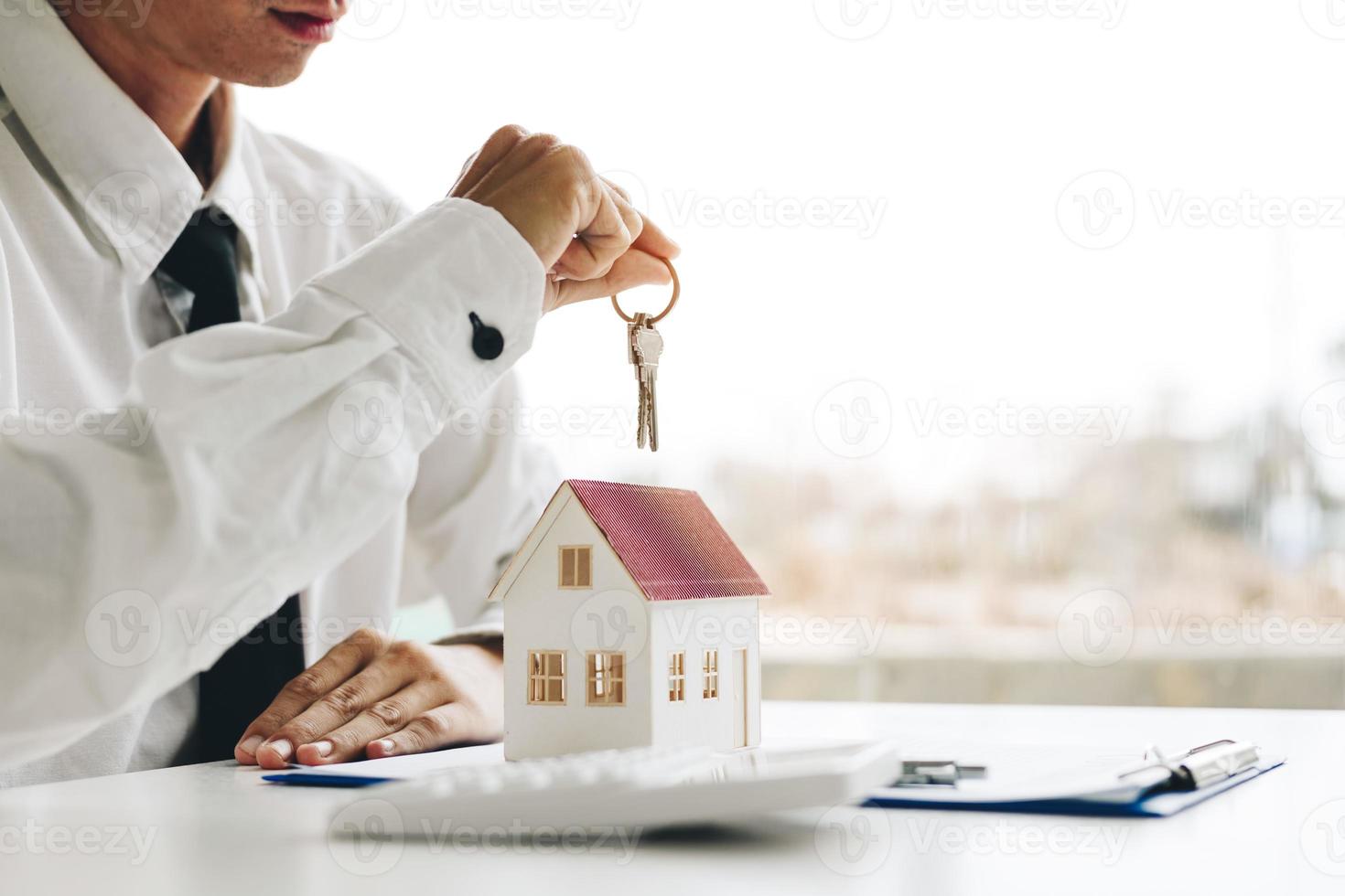 bostadsköpsmäklare som håller nyckeln. foto