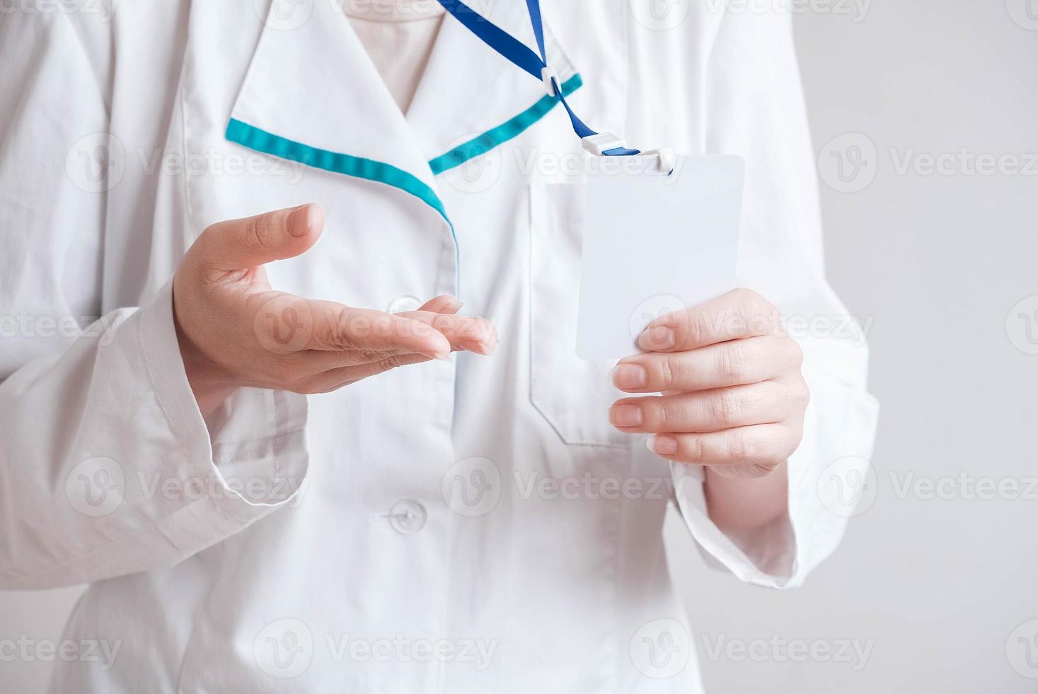 kvinna läkare i en vit rock som håller ett tomt tomt märke foto