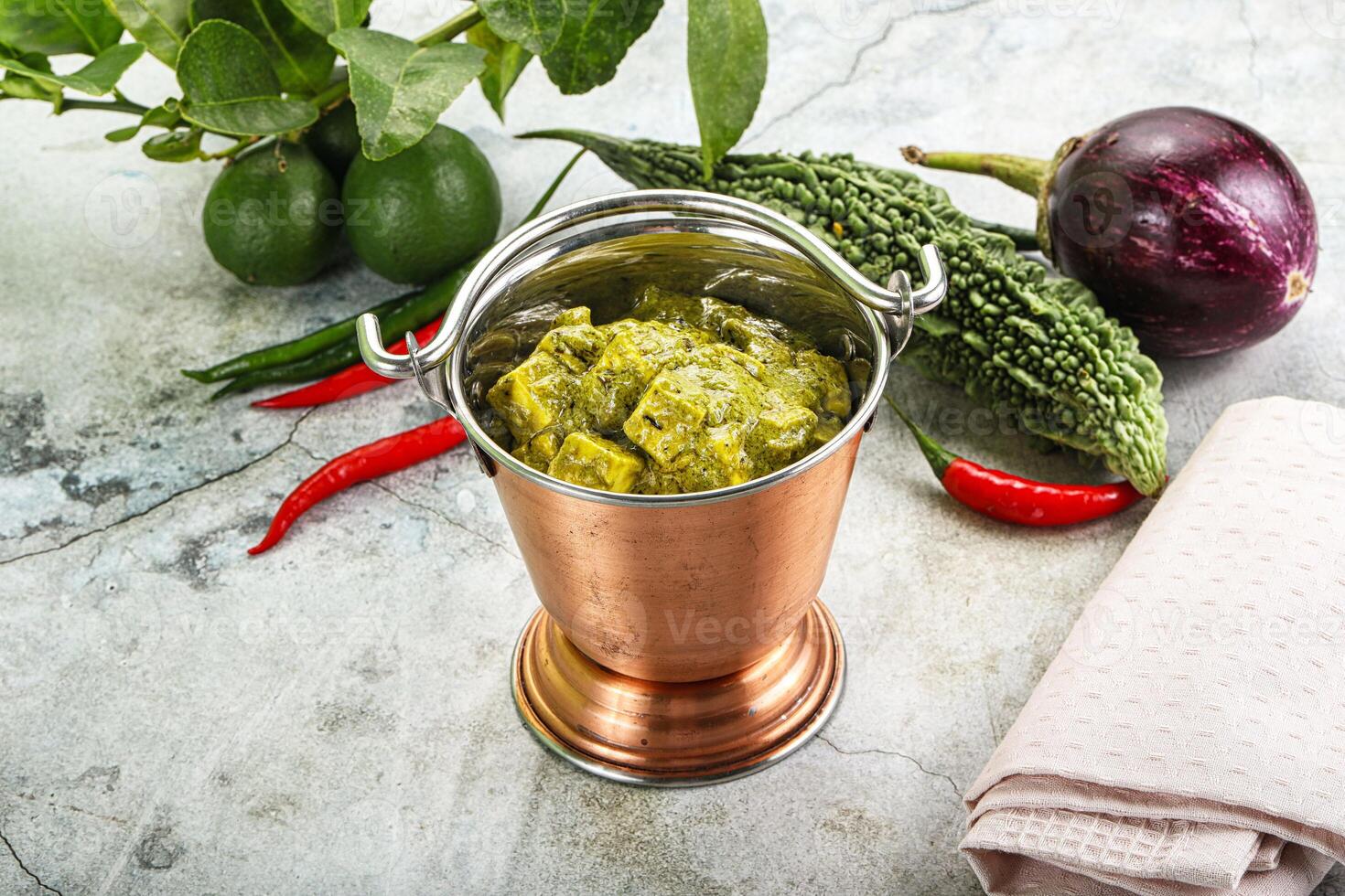 indisk kök - palak paneer ost med spenat foto