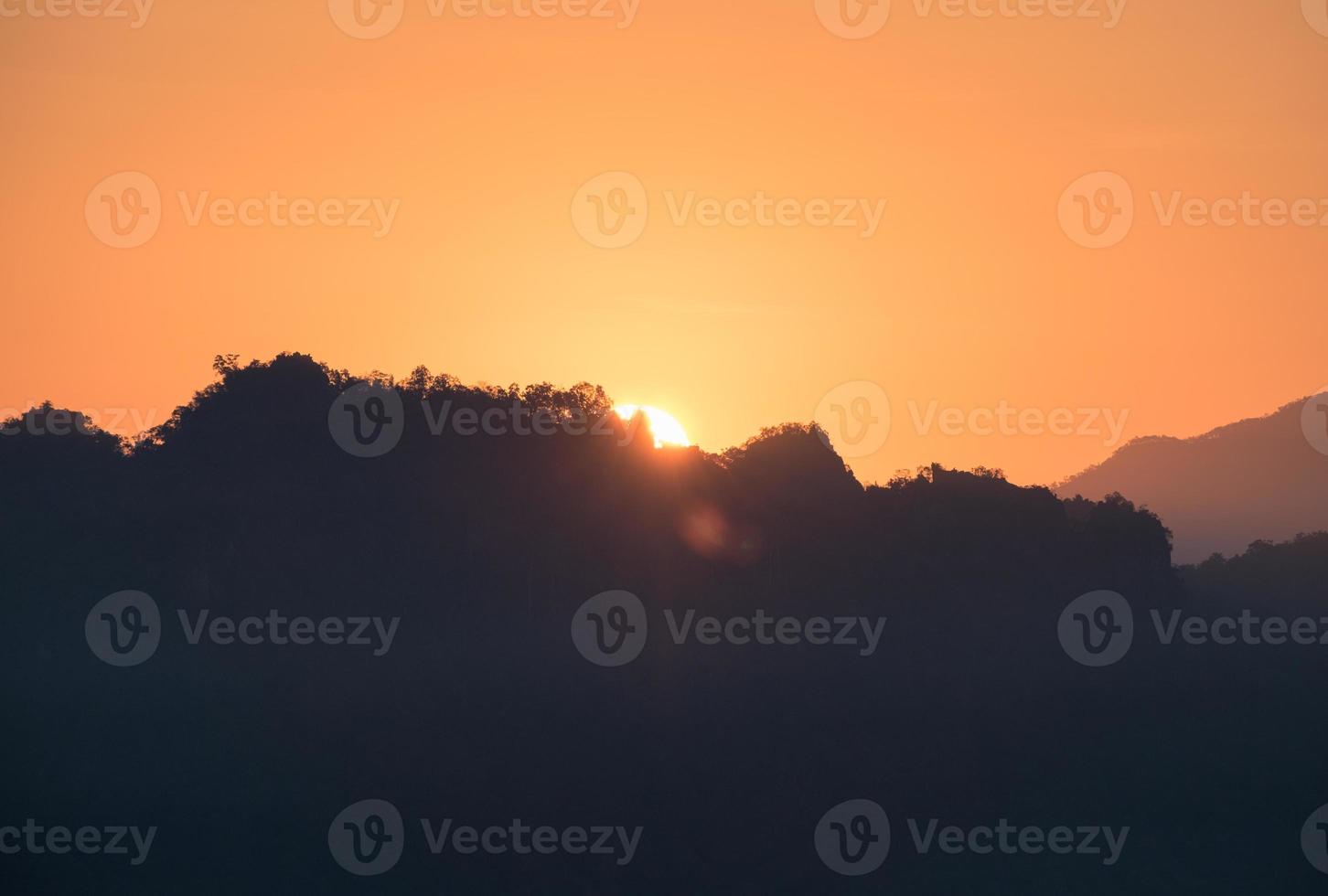 soluppgången sken på berget foto