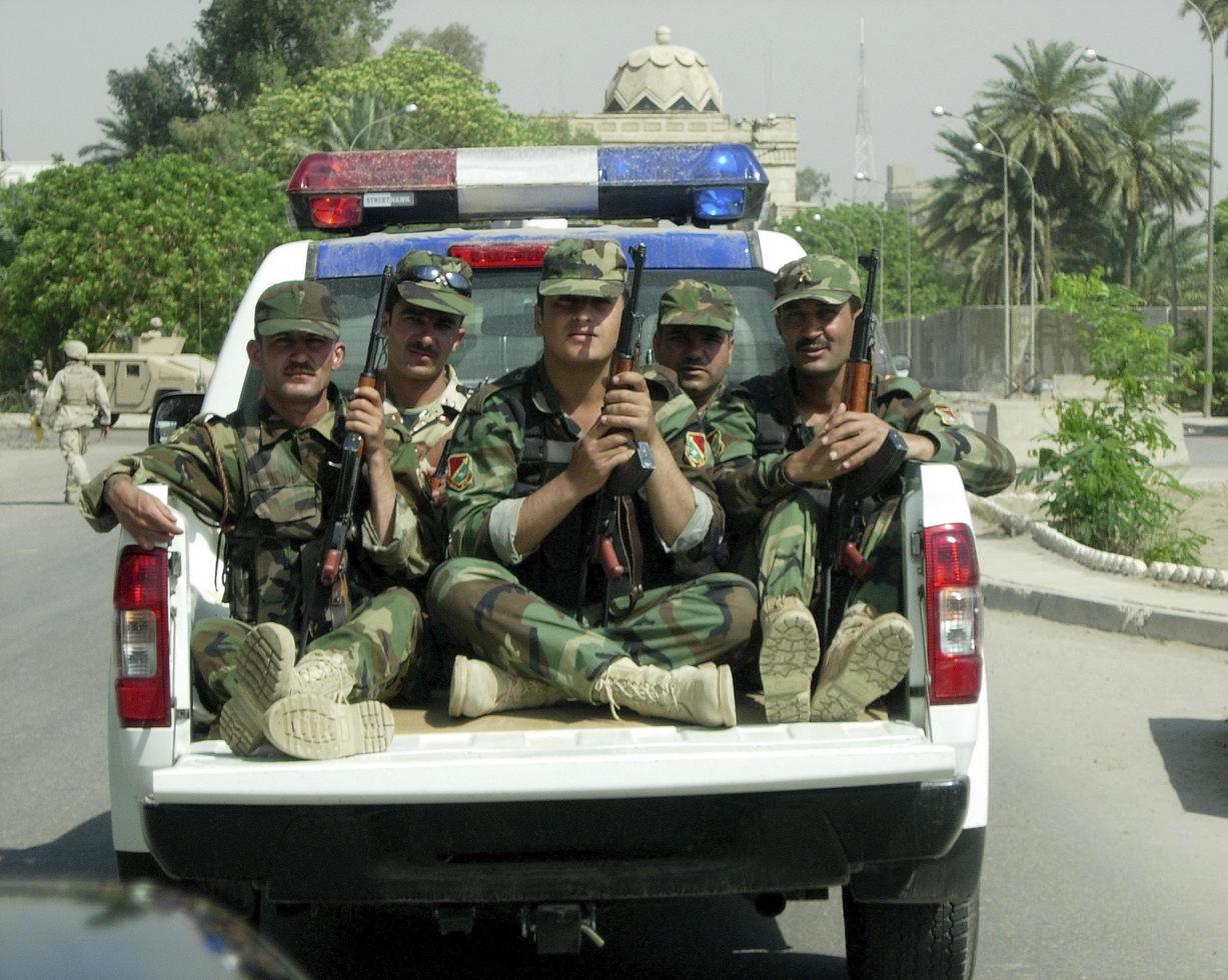 olika soldater sköter personliga angelägenheter foto