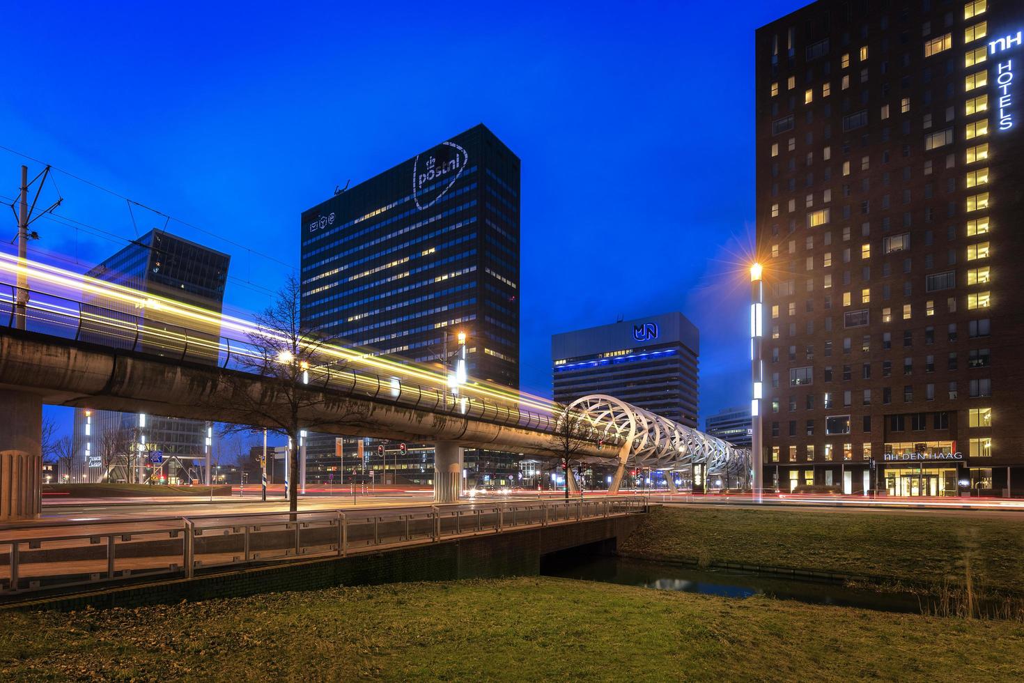 den haag, nederländerna, 2017-spårväg som passerar på en bro foto