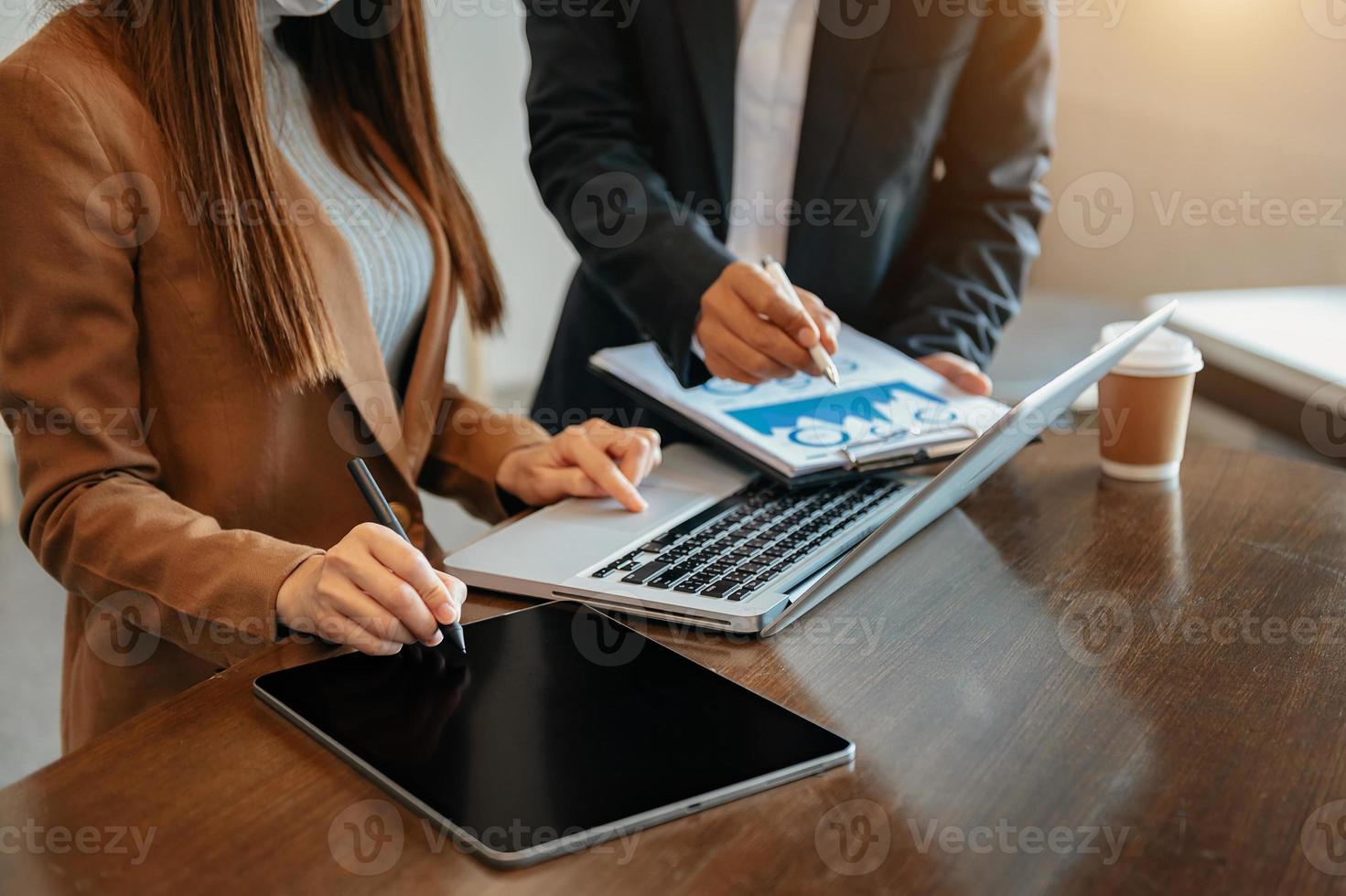 brainstorming process på soligt kontor. unga medarbetare arbetar tillsammans modernt kontor. affärsteam möte, arbete foto