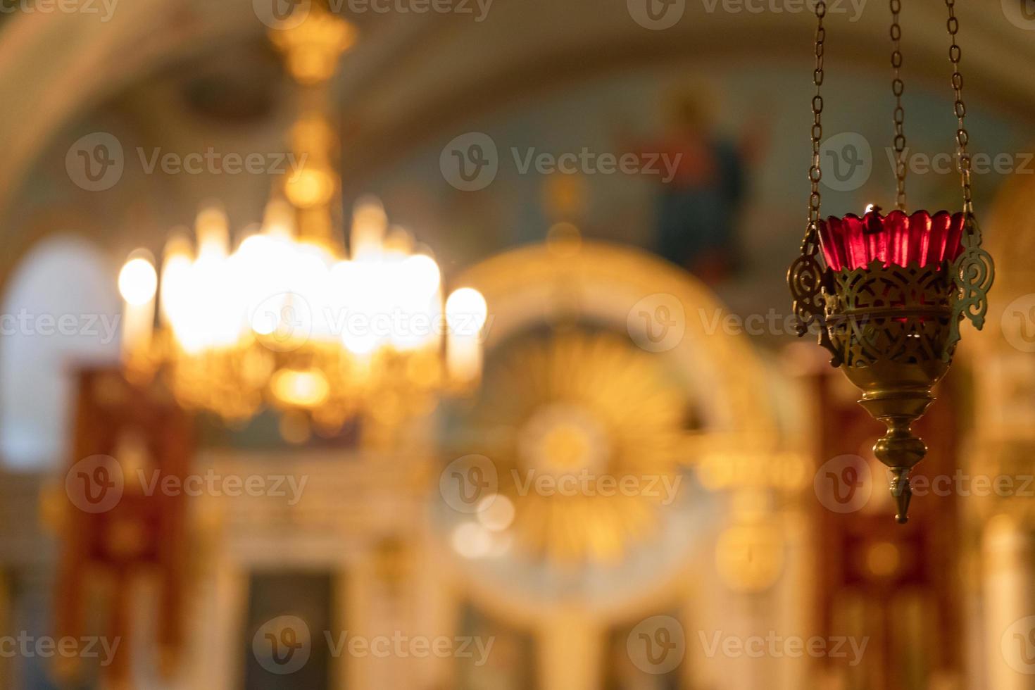 ortodox kyrka. kristendomen. festlig inredning med brinnande ljus och ikon i traditionell ortodox kyrka på påskafton eller jul. religion tro ber symbol. foto