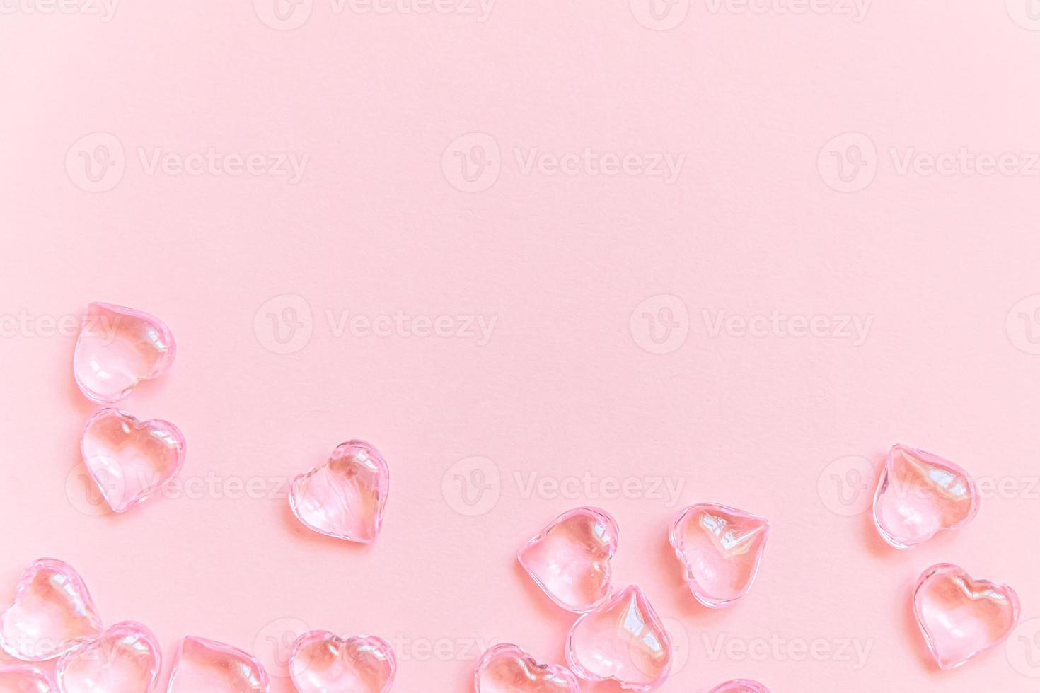 st. alla hjärtans dag koncept. många rosa hjärtan isolerade på rosa pastell bakgrund. vykort banner på alla hjärtans dag. kärleksdatum kärlekskrank bröllopsromantik symbol. ovanifrån platt låg, kopiera utrymme foto