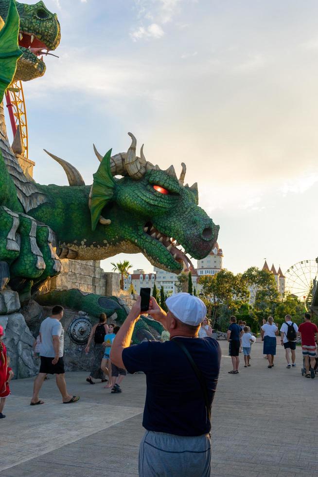 sochi, Ryssland-19 juni 2018- landskap med utsikt över en nöjespark. foto