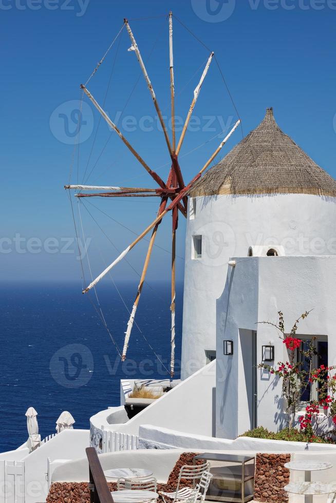 väderkvarn i byn oia på ön santorini, grekland. foto