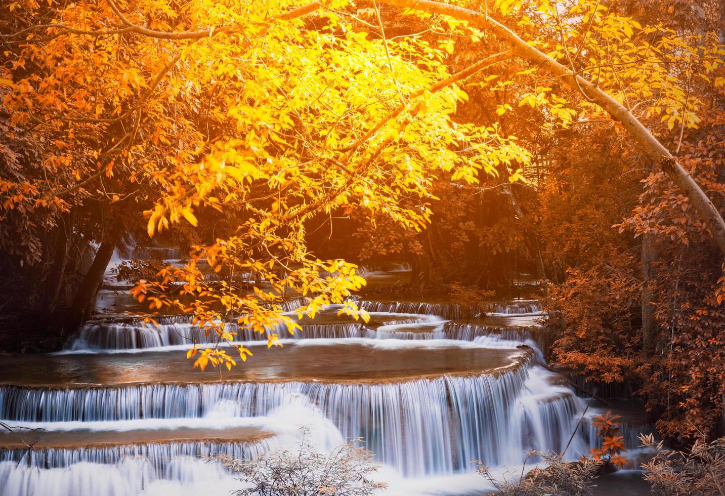 vackert vattenfall i nationalparkskogen vid huai mae khamin vattenfall, kanchanaburi thailand foto