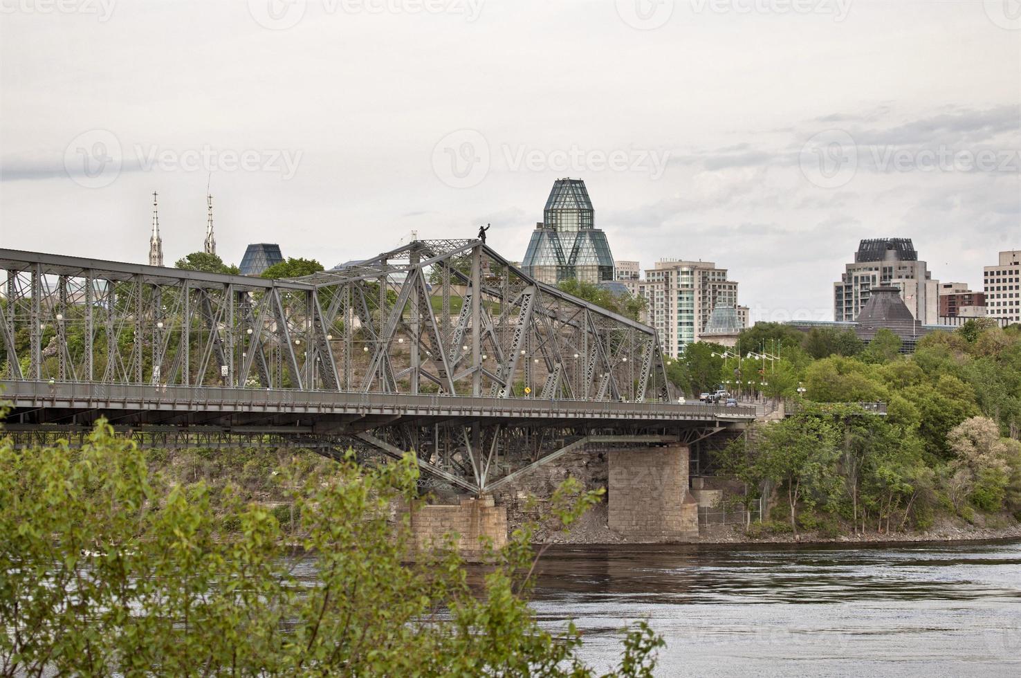 bro över floden Ottawa foto