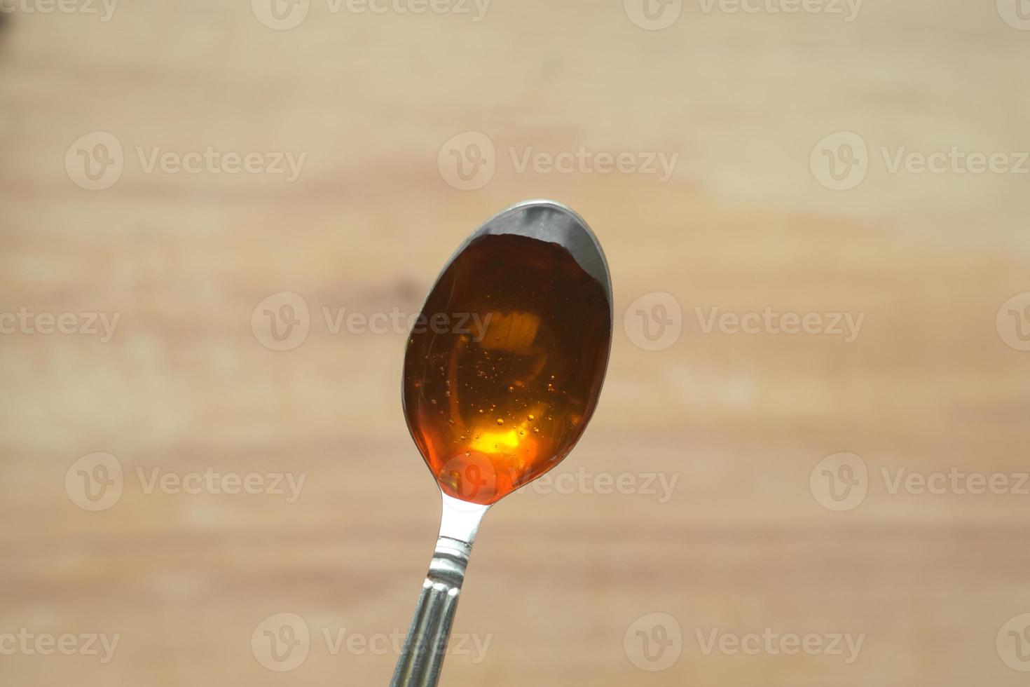 ovanifrån av färsk honung med sked på bordet foto