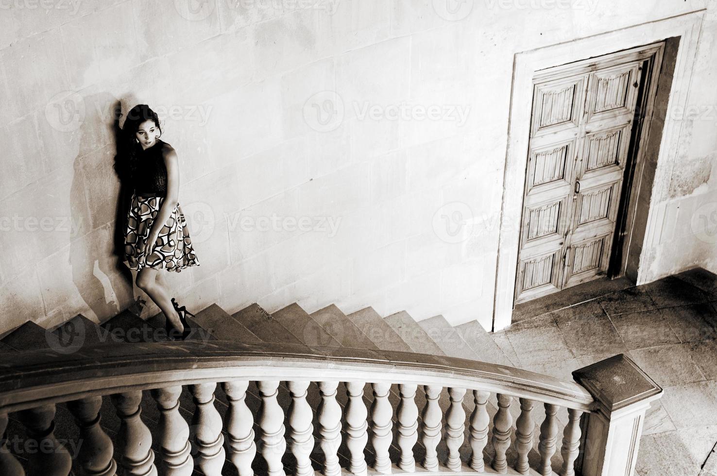 modell med designerklänning vid charles v palaces trappor foto