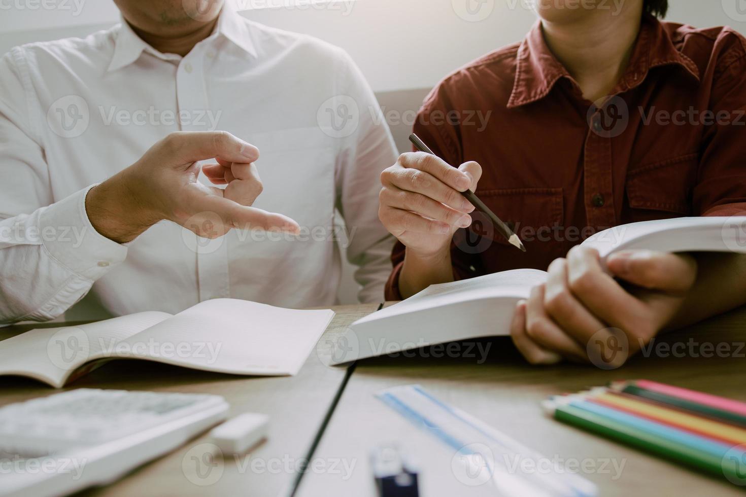 studenter som studerar i klassrummet under föreläsningen. foto