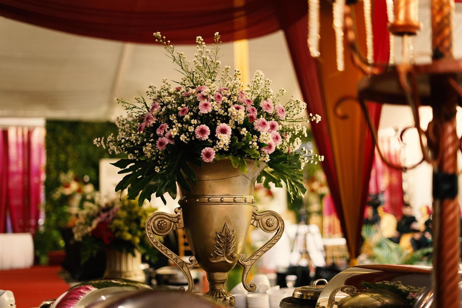 bröllopsbåge, bröllop, bröllopsögonblick, bröllopsdekorationer, blommor, stolar, utomhusceremoni i det fria foto