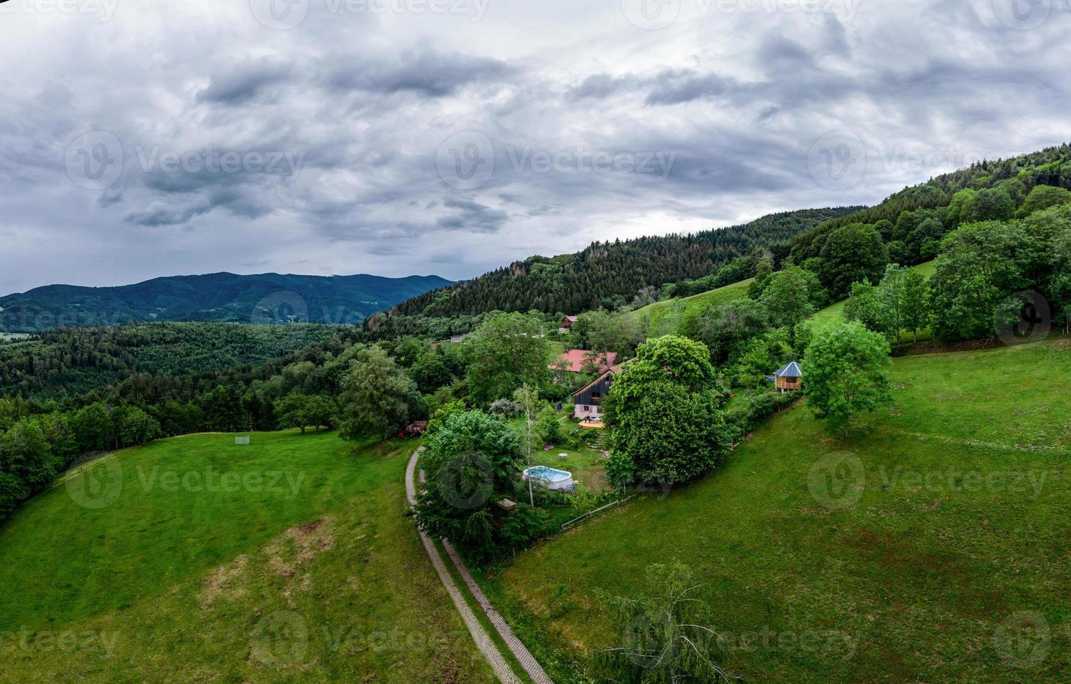 fantastisk vacker flygvy över bergskedjan Vosges i Alsace. foto