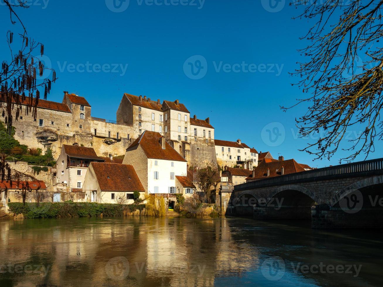 panoramautsikt över byn pesmes i vinrött, vinter foto