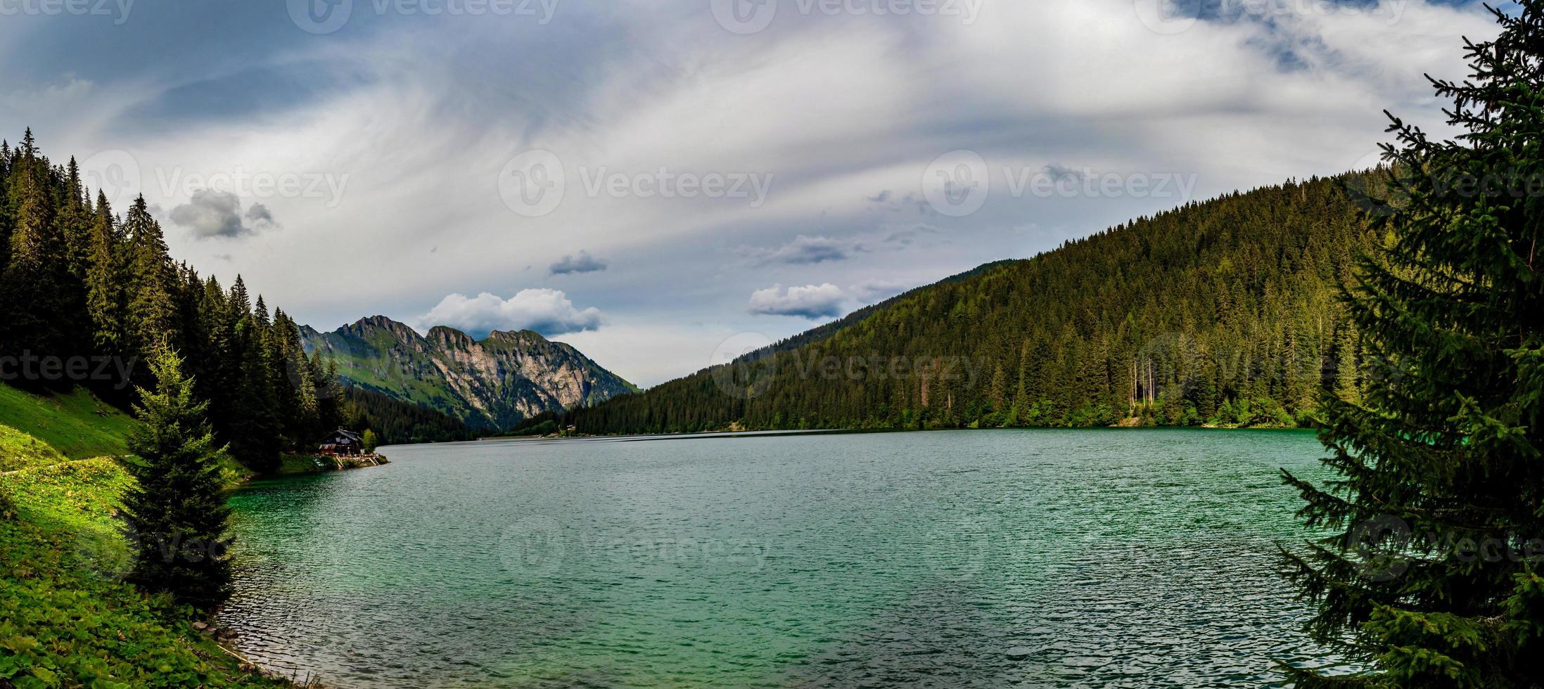 vilse i bergen i Schweiz, sjön Arnesee med kristallklart vatten i turkosa och azurblå färger. foto