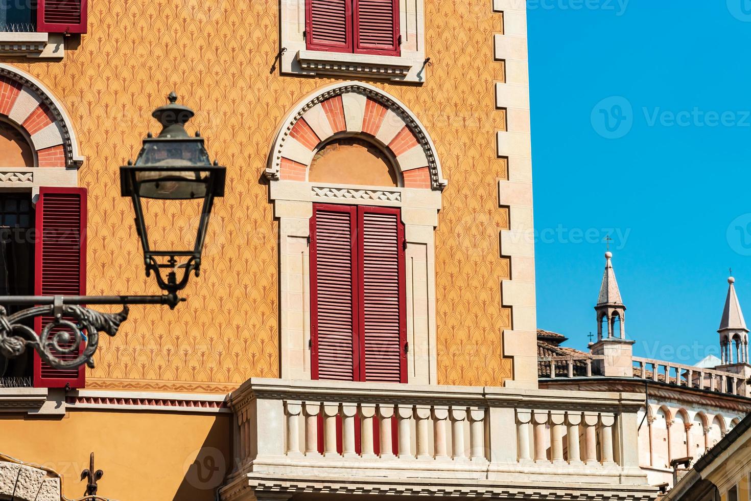 ljus och färgstark italiensk stadsbild. solbelysta gator. färgglada hus. varm och bekväm. foto