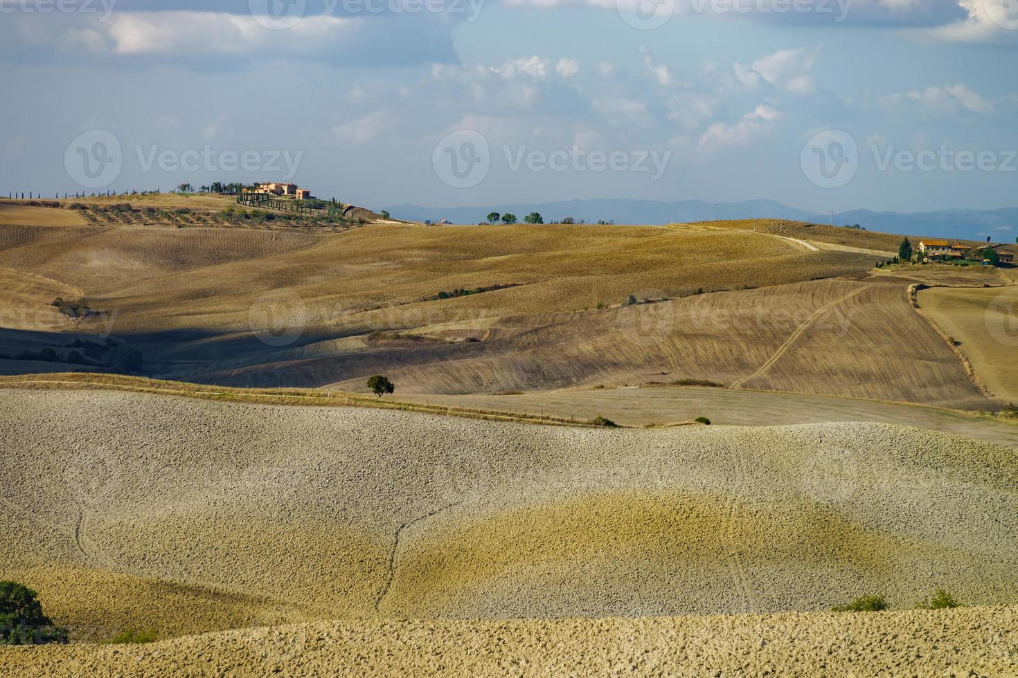 hösten i Italien. gula plöjda kullar i Toscana med intressanta skuggor och linjer foto