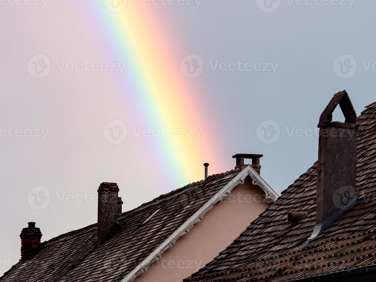 regnbåge efter regnet över de vackra byarna i Alsace foto