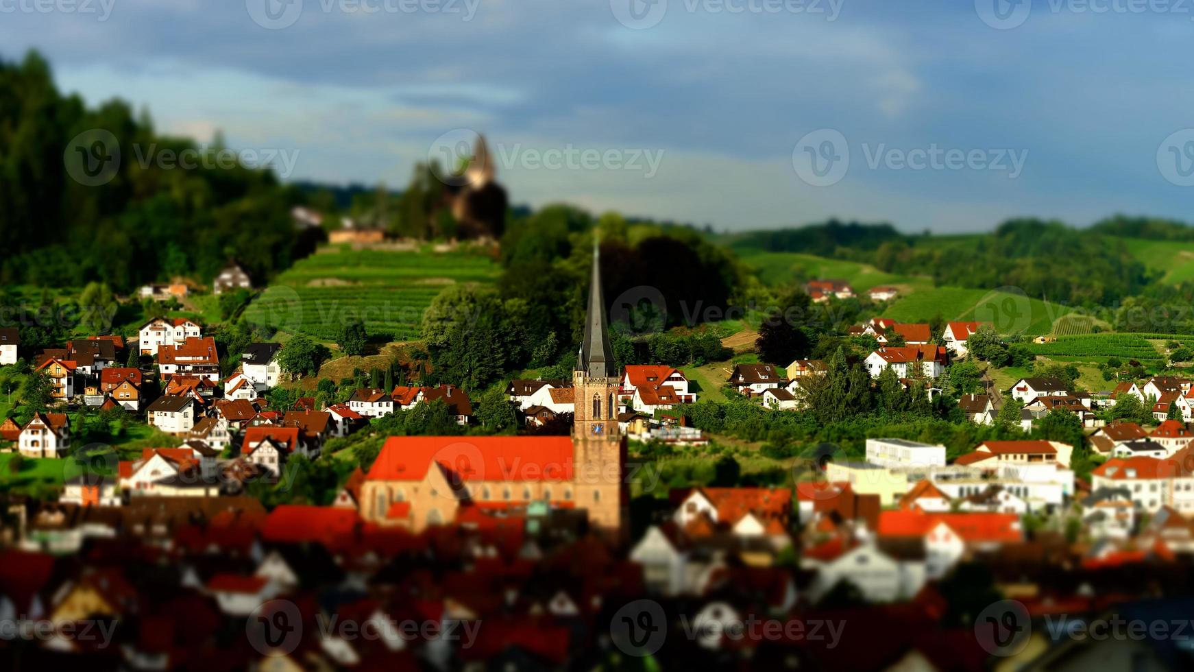 färgglad landskapsvy av lilla byn Kappelrodeck foto