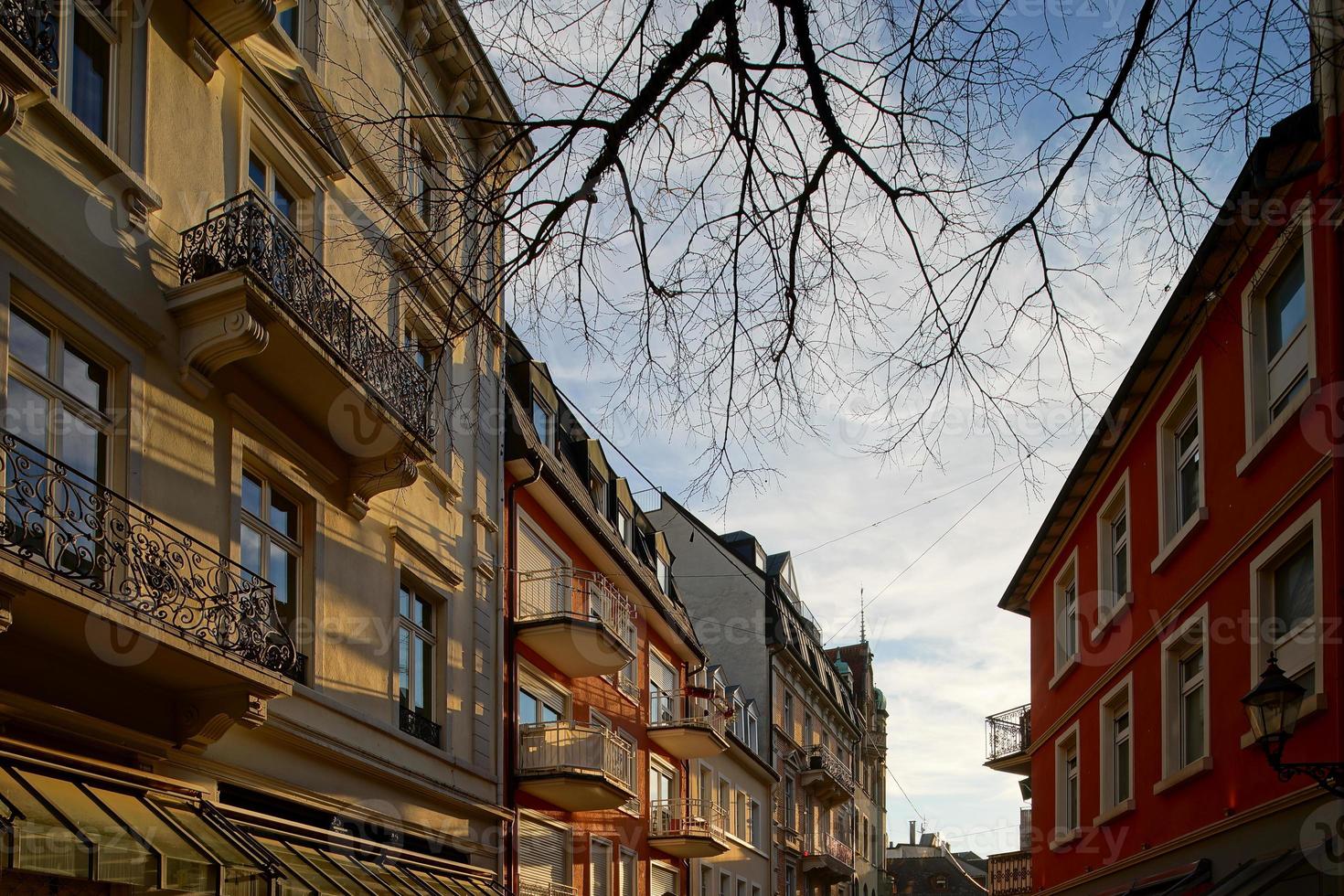 stadsbilden i baden-baden, solig februaridag, gatuvy foto