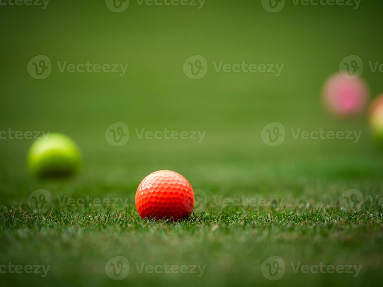 flerfärgade golfbollar på grönt gräs. golfklubb. sport och rekreation. foto