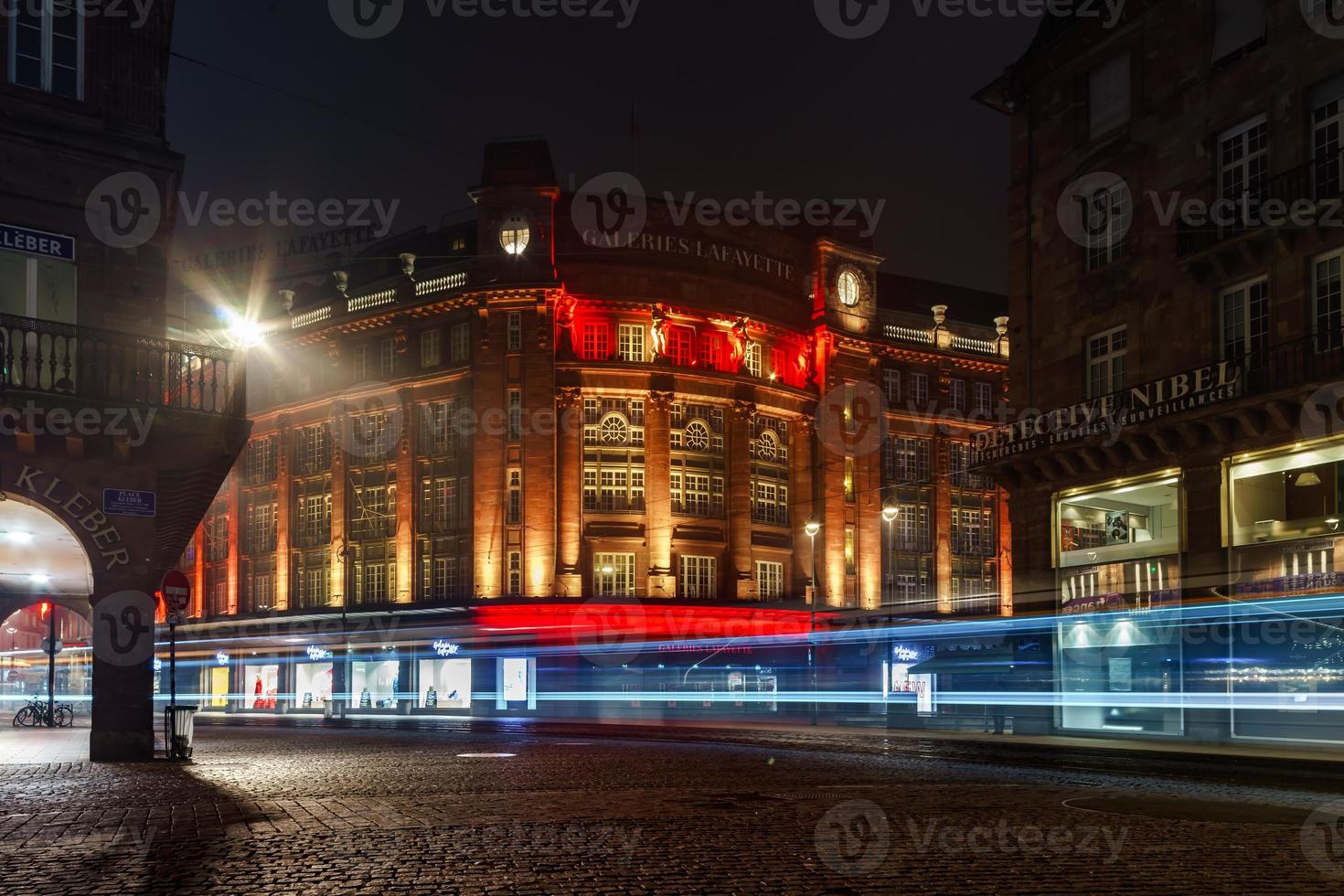 lafayette galleri i strasbourg på natten. vacker flerfärgad belysning av byggnaden. foto