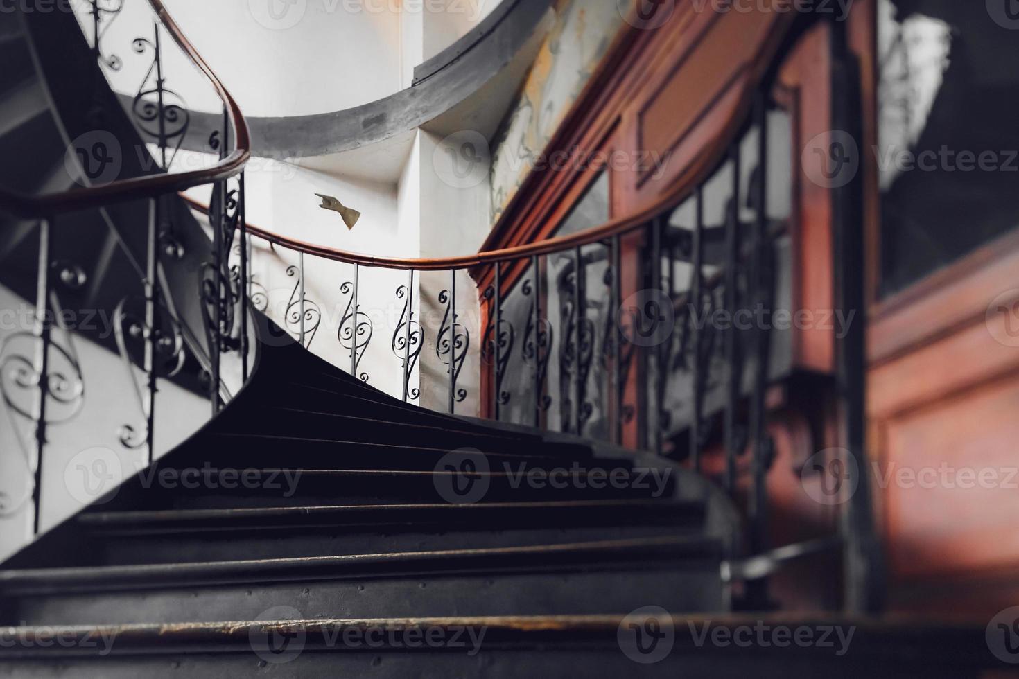 antik vintage rundad trappa i gammalt hus, strasbourg, Frankrike foto