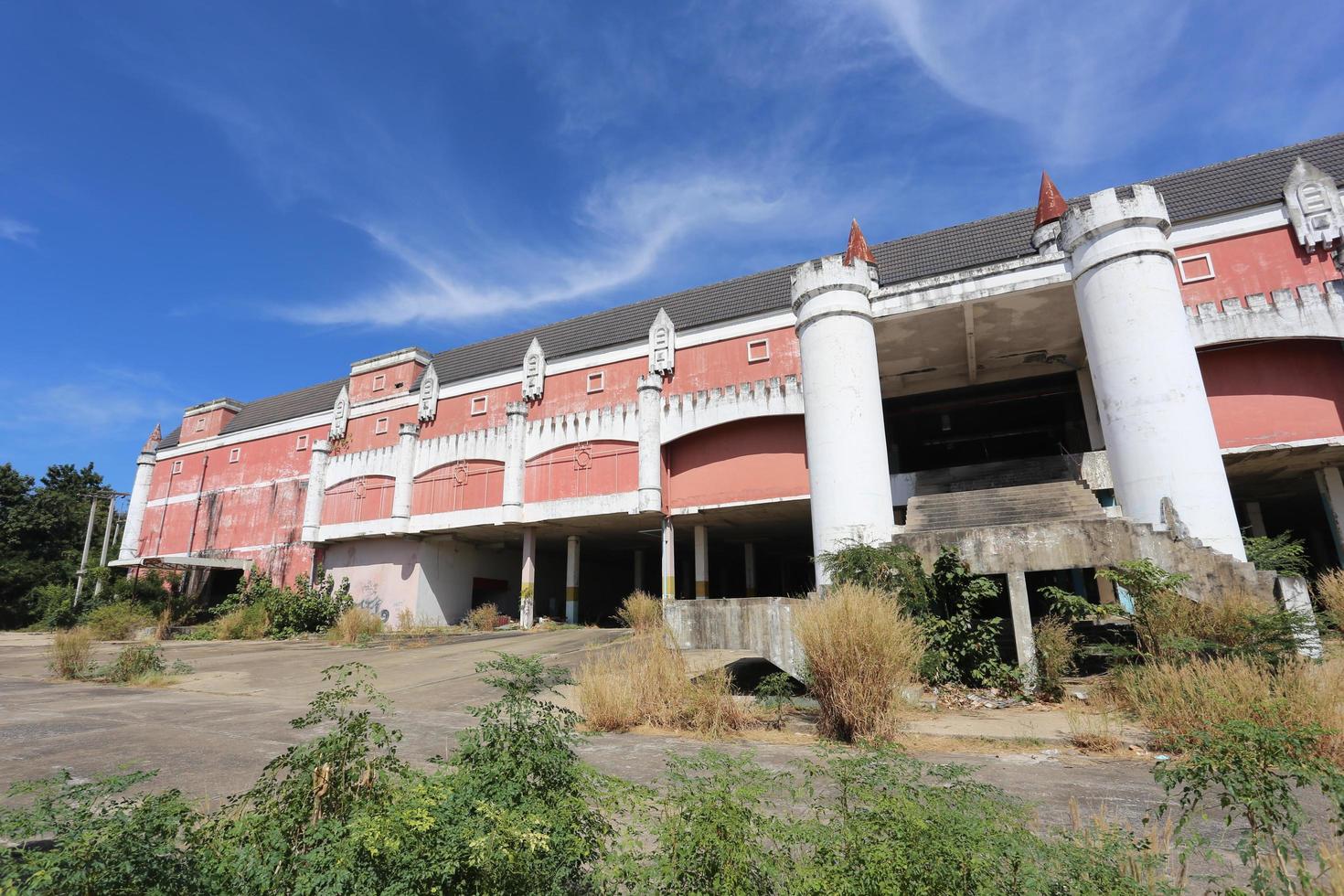 kanchanaburi, thailand 2021 - ghost mall, castle mall fasad och park foto