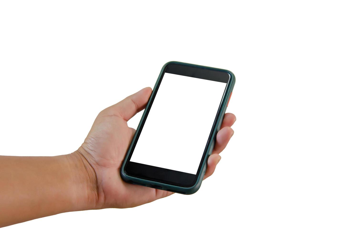 hand som håller en smartphone på en vit bakgrund. vit tom telefonskärm. foto