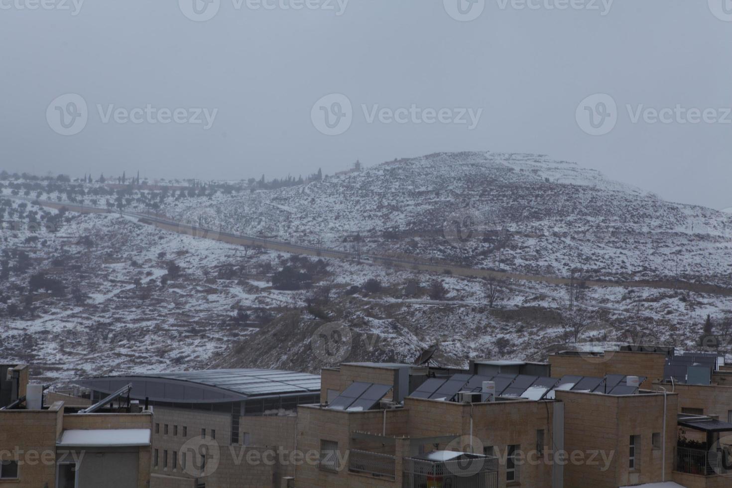 snö i Jerusalem och de omgivande bergen foto