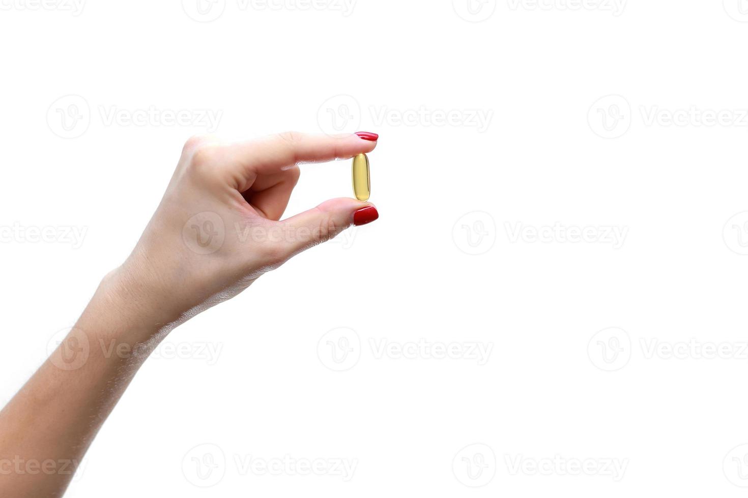 hand som håller kapsel av omega 3 på vit bakgrund. närbild. högupplöst produkt. hälso-och sjukvård koncept foto