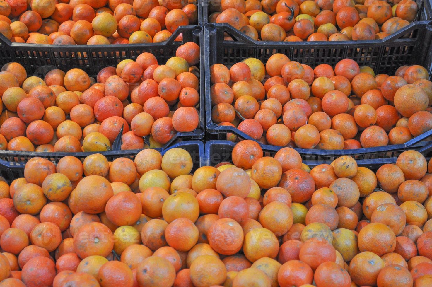 söt orange frukt i låda på en marknadshylla foto