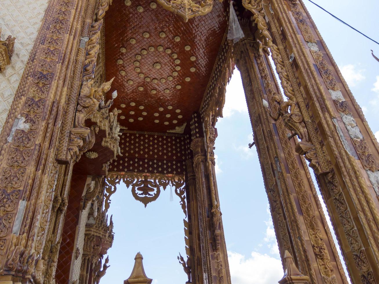 wat ban rai nakhon ratchasimathailand29 september 2018luang por koon ligger i nakhon ratchasima. nationens tro. tillgång till massorna och politiker enkelt sätt att undervisa. foto