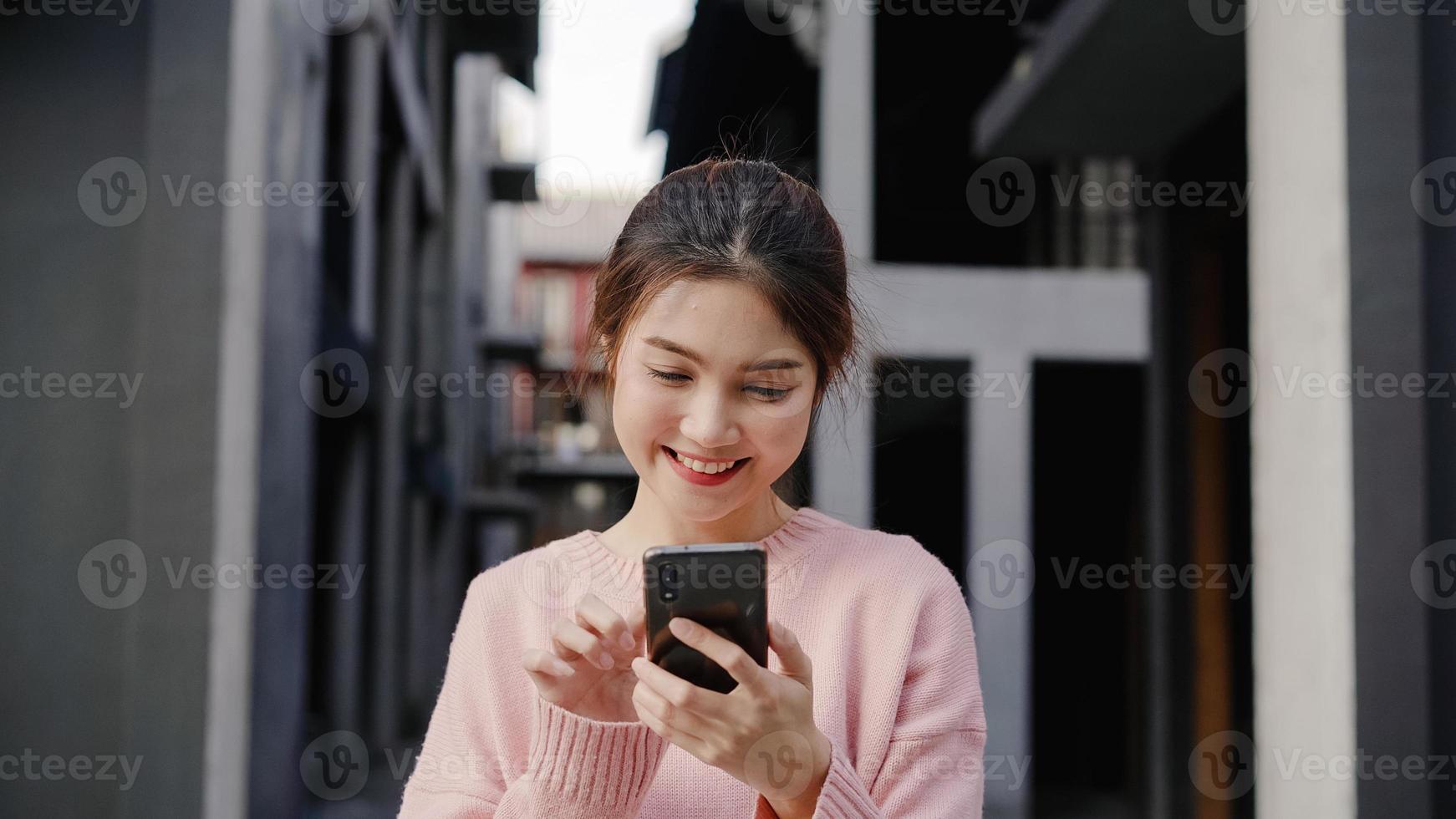 glad asiatisk backpackersbloggerkvinna som använder smarttelefonen för riktning och tittar på platskartan när du reser i Chinatown i Peking, Kina. livsstil ryggsäck turist resor semester koncept. foto