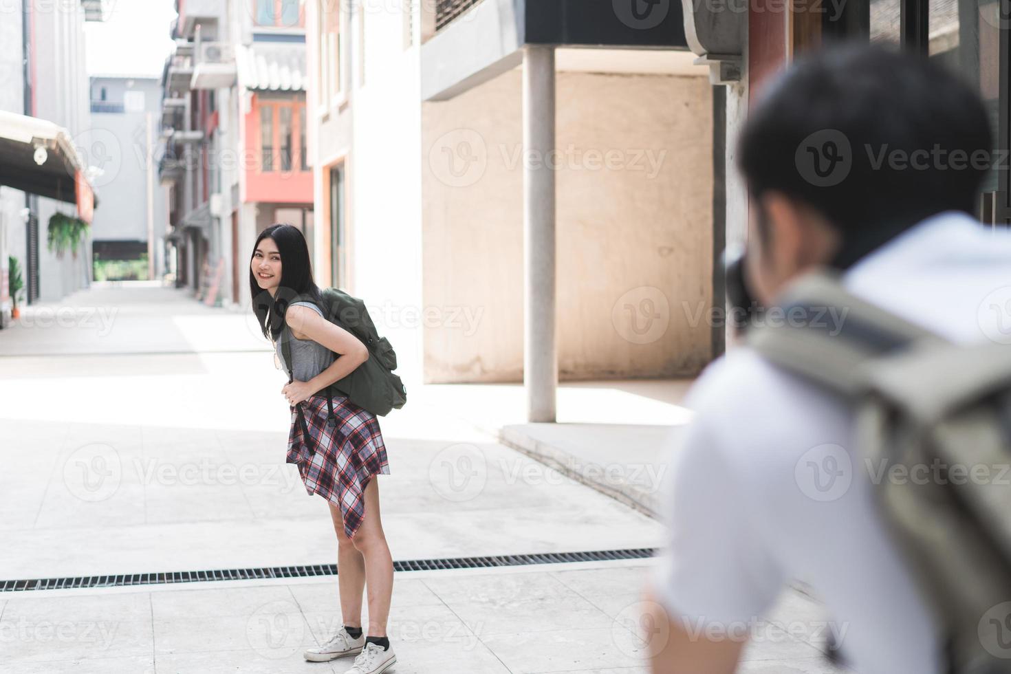 resenär asiatiskt par reser i Peking, Kina, söta par som använder kameran som fotograferar varandra nära gatan medan de tillbringar semesterresan. livsstil par resor i staden koncept. foto