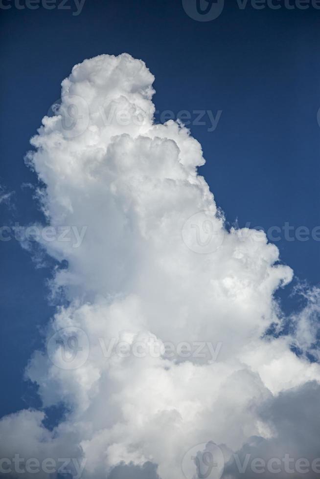 molnlandskap. blå himmel och vitt moln. solig dag. cumulus moln. foto