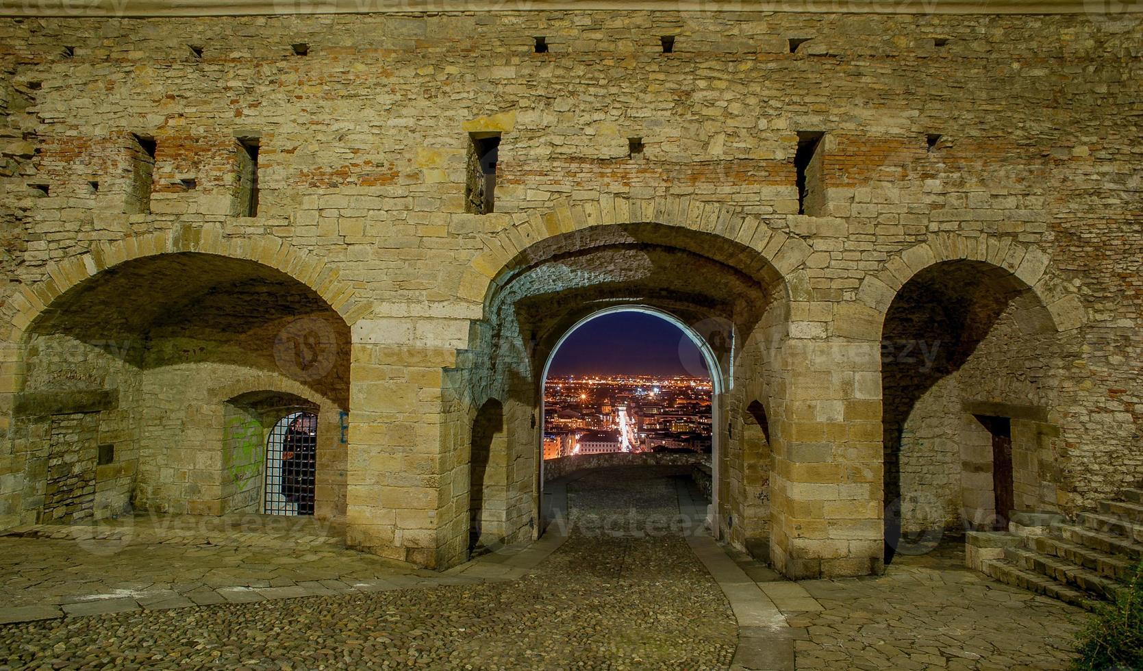 porten av venetianska murar på natten i bergamo foto