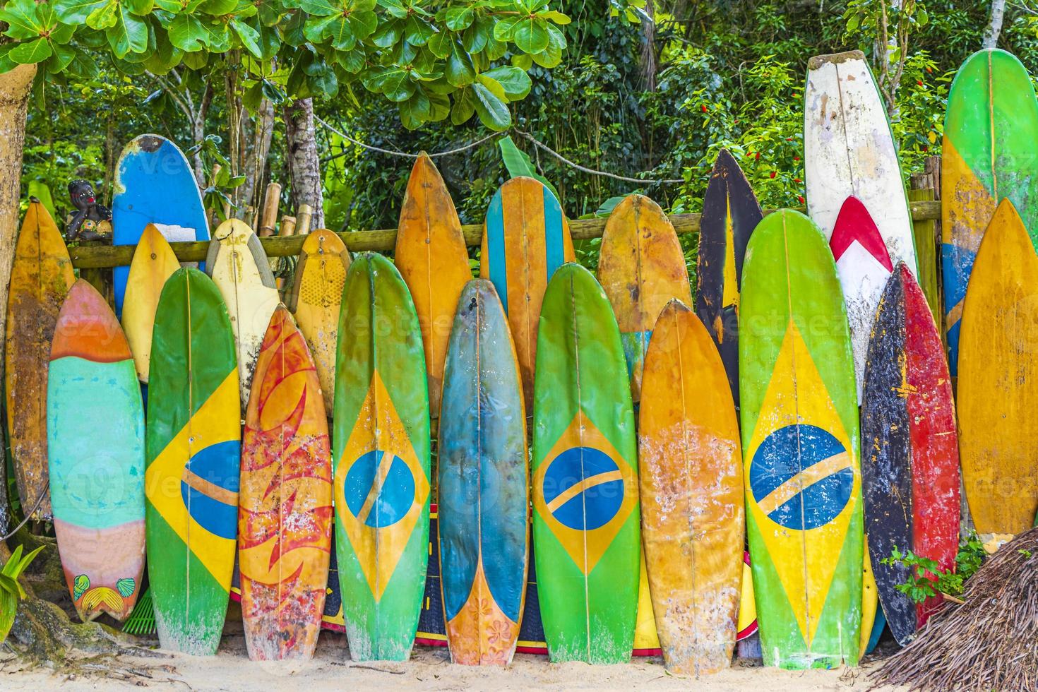 färgglada surfbrädor brasiliansk flagga ilha grande rio de janeiro Brasilien. foto