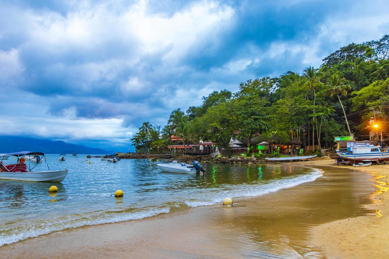 den stora tropiska ön ilha grande abraao beach brazil. foto