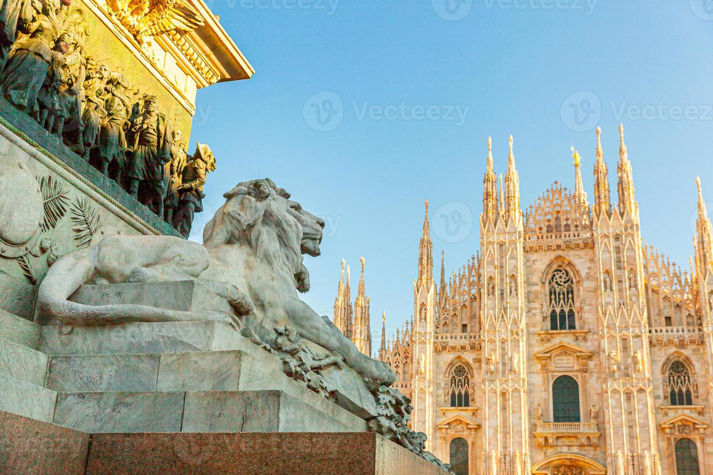 lejon marmor staty nära den berömda kyrkan milano katedral duomo di milano. panoramautsikt över den bästa turistattraktionen på piazza i milano lombardiet, Italien. vidvinkelvy av gammal gotisk arkitektur och konst. foto