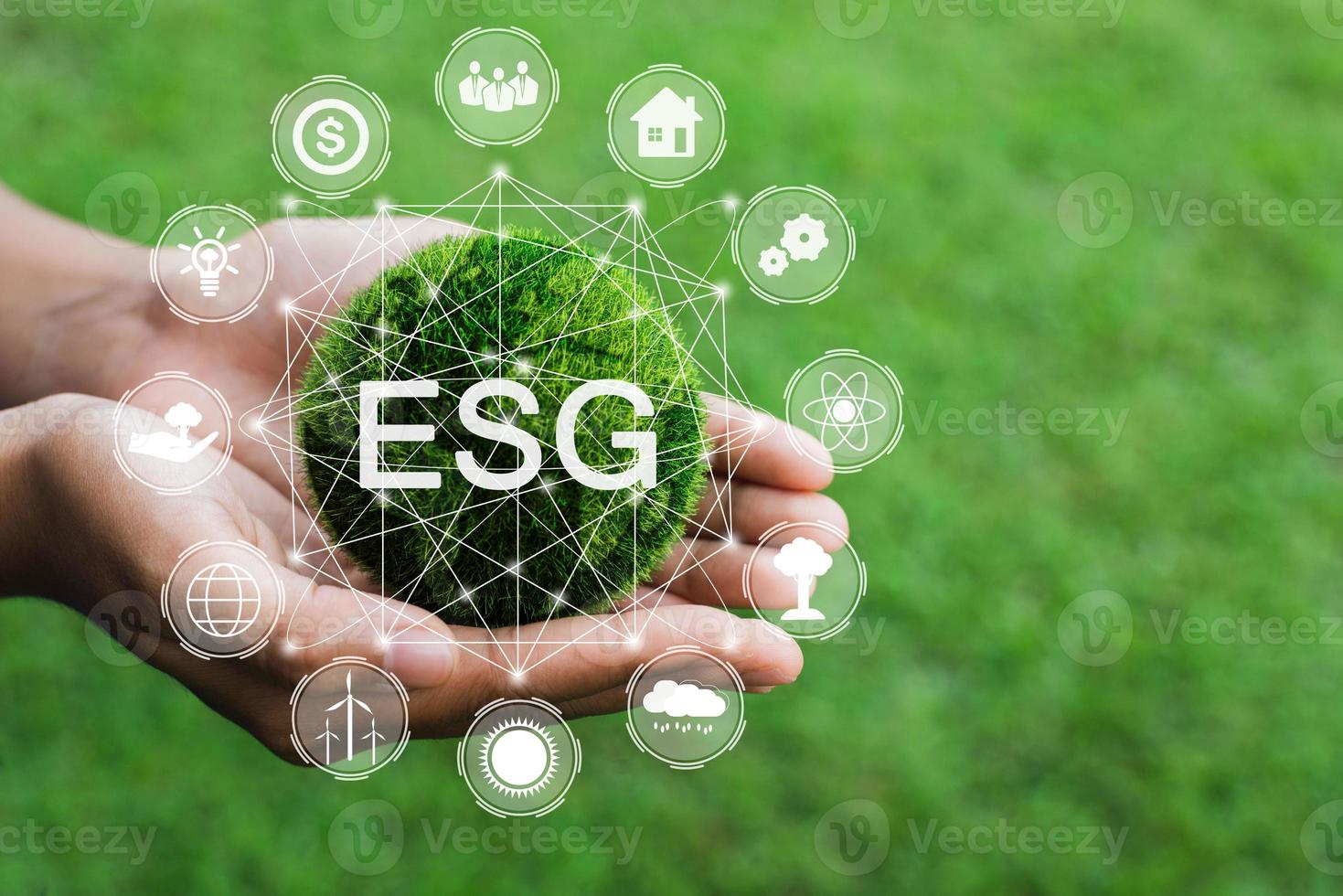 händer som håller den gröna bollen som skriver ordet esg med esg ikon koncept för miljö. natur, ekologi, socialt ansvar och hållbarhet. foto