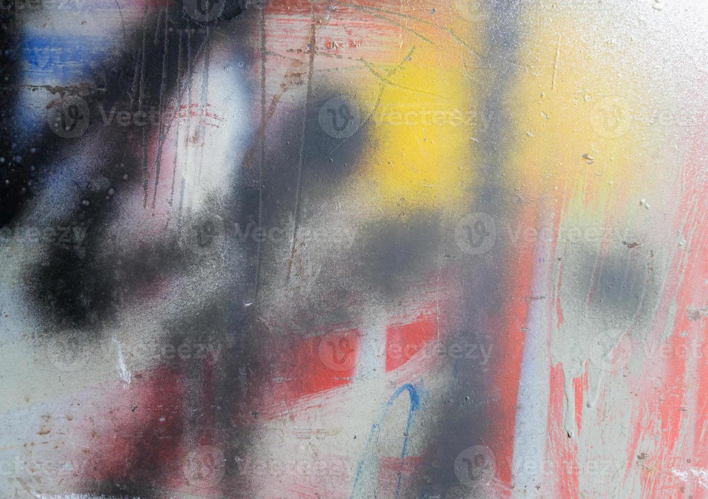 fragment av svart abstrakt graffiti på ett metallstängsel. sprayfärg. foto