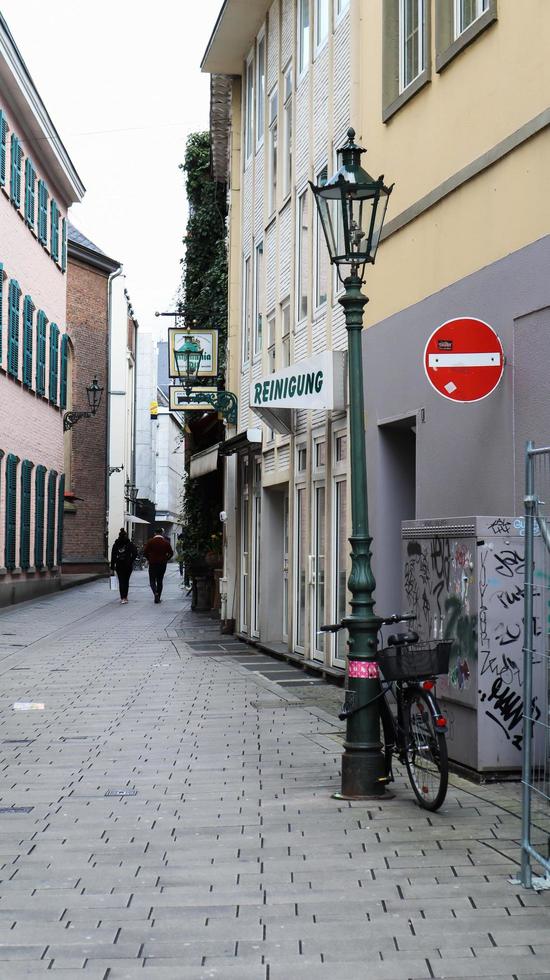 Düsseldorf, Tyskland - 20 februari 2020. stad och shoppinggator runt Düsseldorf. gatubilder och parkerade bilar på gatan. modern kommersiell arkitektur och bostadshus i tyskland foto