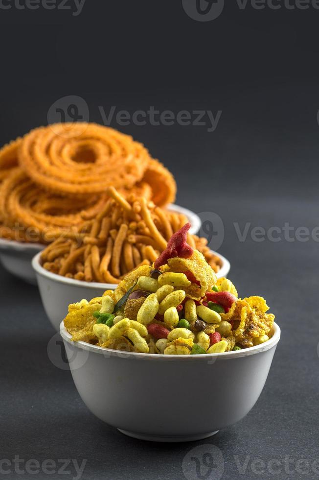 indiskt mellanmål chakli, chakali eller murukku och besan gram mjöl sev och chivada eller chiwada. diwali mat foto