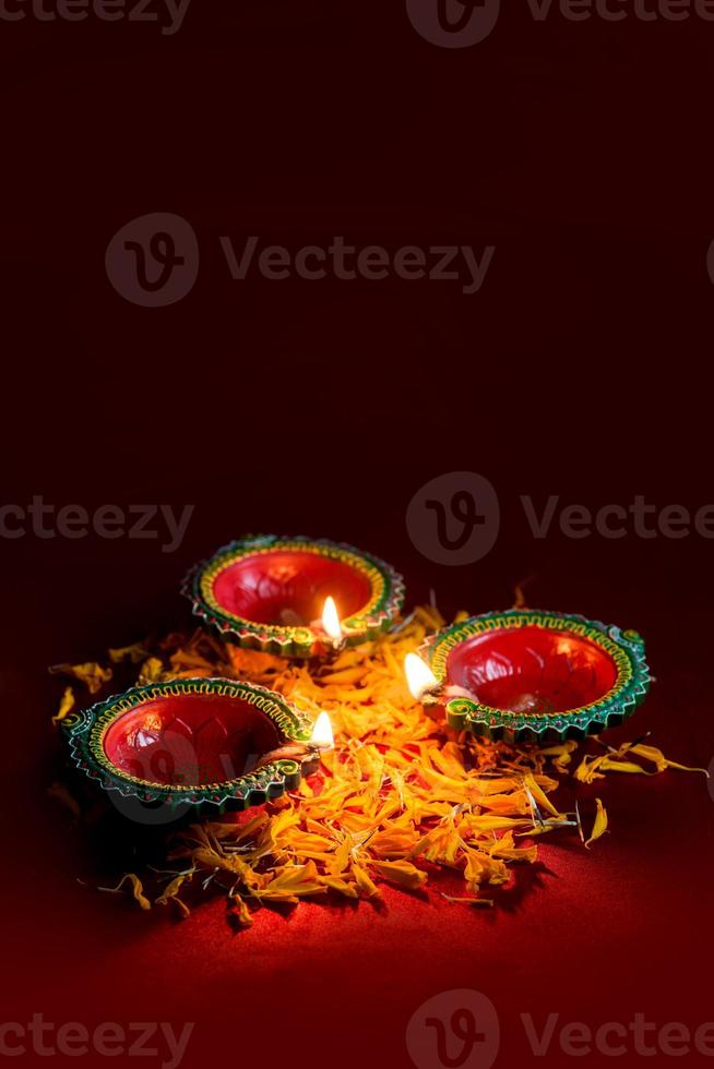 happy diwali - lera diya lampor tända under diwali firande. gratulationskort design av indiska hindu ljus festival kallas diwali foto