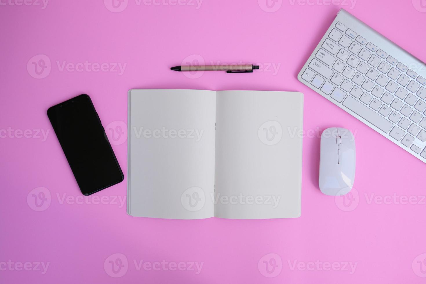 anteckningsbok med penna är ovanpå skrivbordsbordet med datorverktyg och tillbehör. ovanifrån med kopia utrymme, platt låg. finans- och bankreklam foto