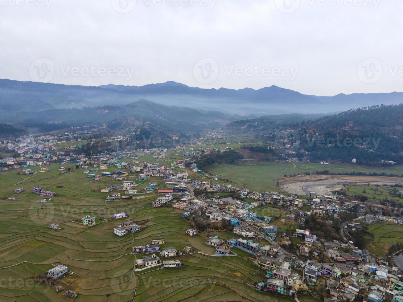 Flygfoto över staden Baijnath. drönareskott från bageshwar-distriktet. foto