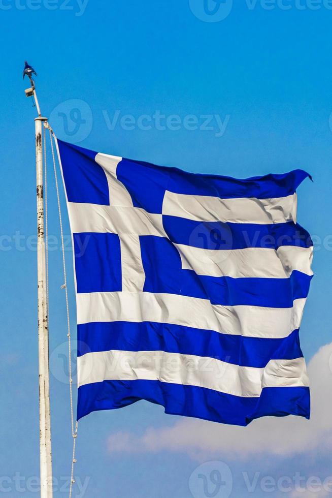 grekisk blå och vit flagga med blå himmel bakgrund Grekland. foto